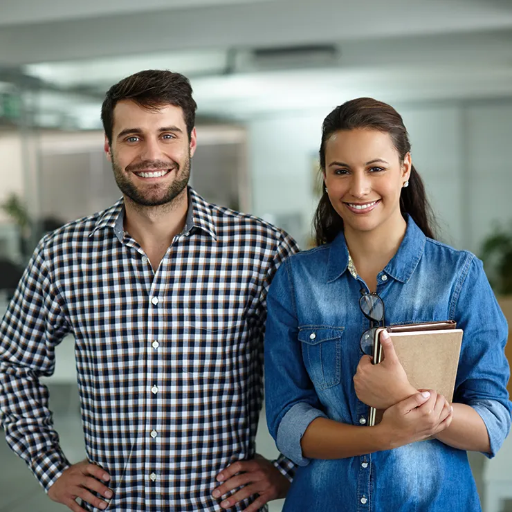 Dos profesores, hombre y mujer, sonriendo