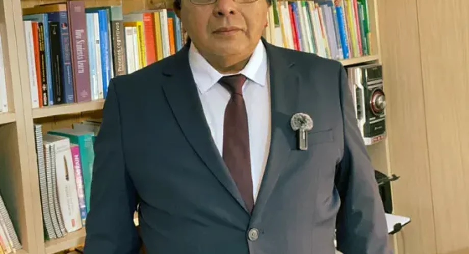 Foto del fundador en su despacho