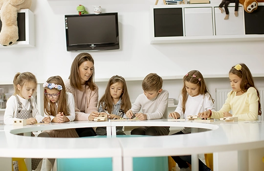 Maestra con sus alumnos de Educación Infantil