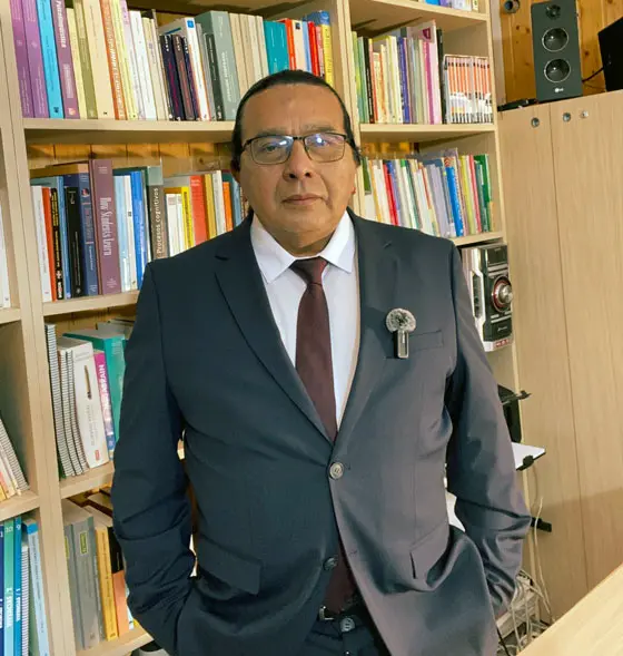 Foto del fundador en su despacho